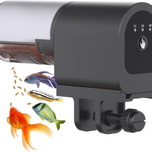 Alimentador Automático de Peixes Digital com display LCD instalado na borda de um aquário.