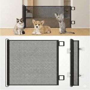 Grade de proteção para cachorros e bebês tipo portão retrátil em tela preta instalado em um corredor.